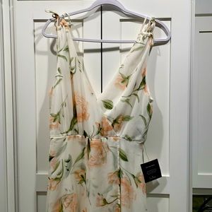 NWT. LULU’S Brand fully lined, long floral dress. Size Large.